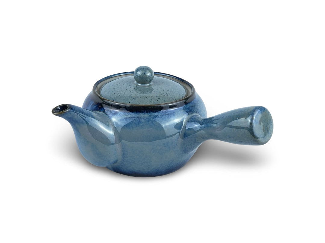 Traditionele Japanse Kyusu theepot gemaakt van rood geëmailleerde klei. Geïntegreerd Traditionele Japanse Kyusu theepot gemaakt van rood geëmailleerde klei. Geïntegreerd